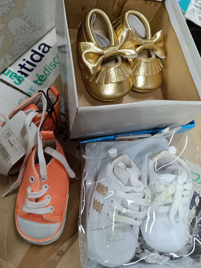 Carton de chaussures ballerines etc 0-6 mois - photo numéro 2