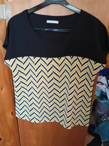 T shirt noir et jaune
