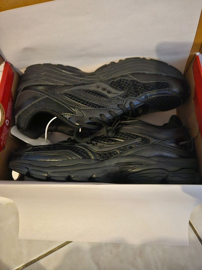 SAUCONY Omni9  noir taille 42 neuves - photo numéro 4