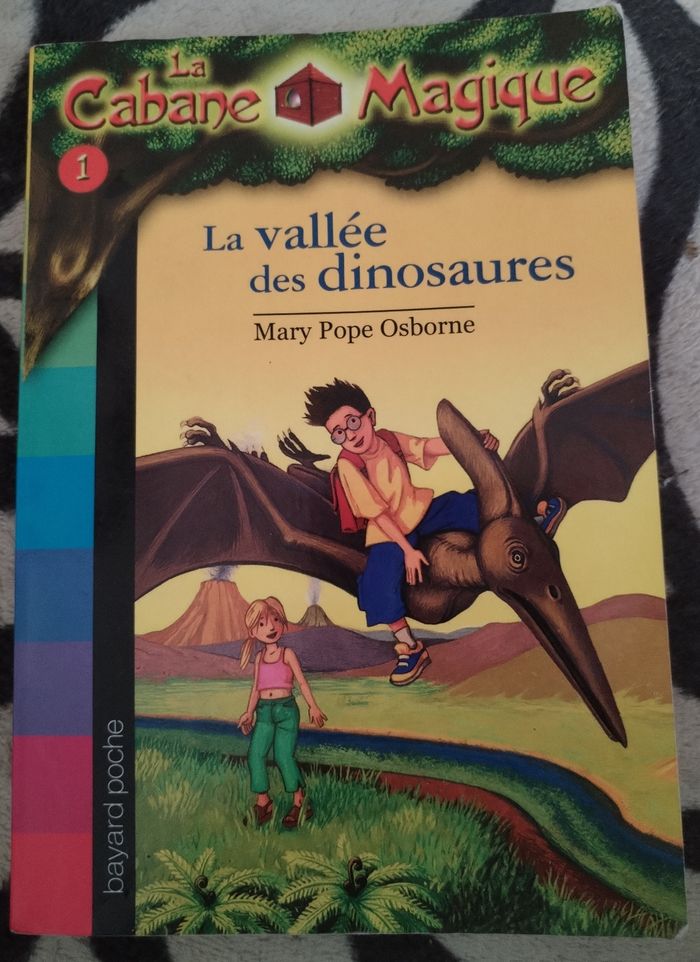 Livre "La vallée des dinosaures" de Mary Pope Osborne Edition La Cabane Magique 80 pages