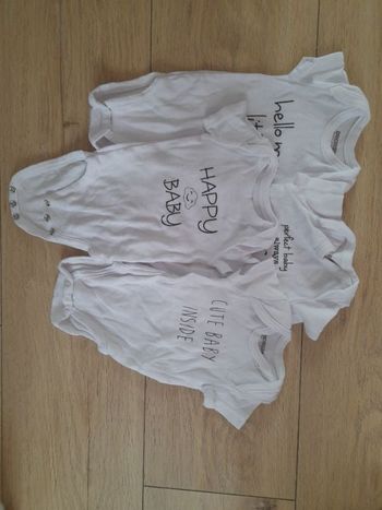 Lot 4 bodies manches courtes