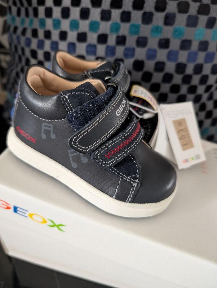 Chaussures garçon tout cuir. Taille 20. Idéal premier pas. Neuf. Geox