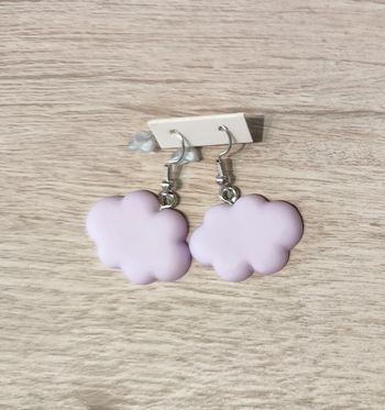 Petits nuages lilas en résine en boucles d'oreilles