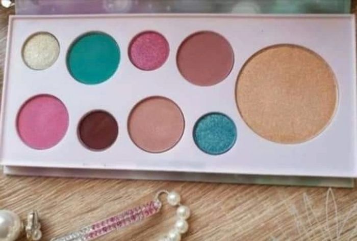 Palette Pearlesque AVON - photo numéro 2