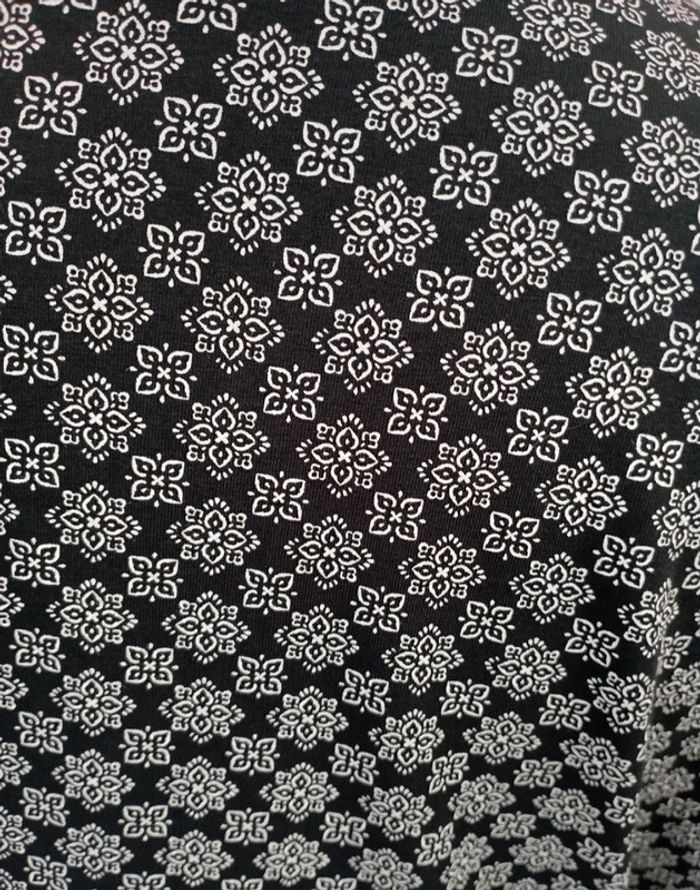 Robe noire et blanche
manches courtes - photo numéro 4