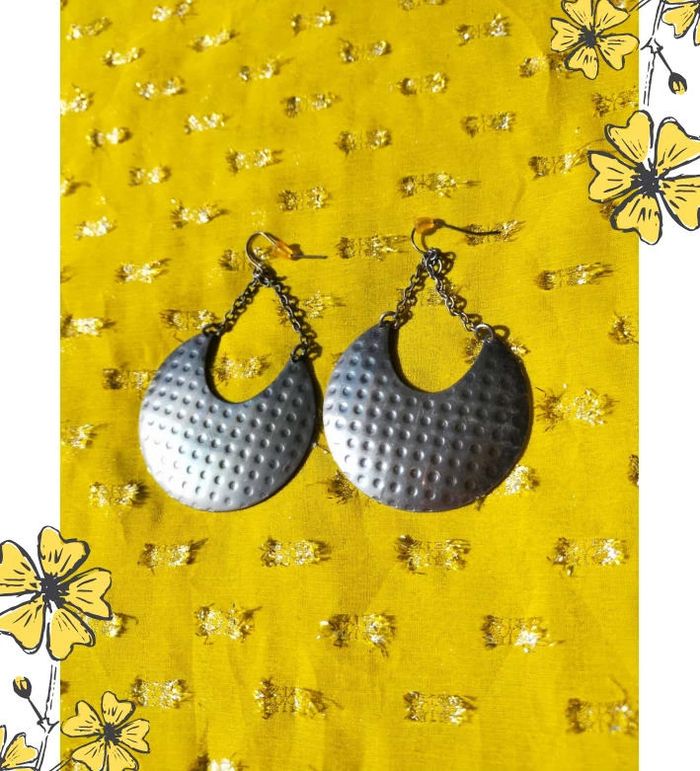 Boucles d’oreilles pendantes argentées style lune – reliefs discrets et chaîne fine - photo numéro 5
