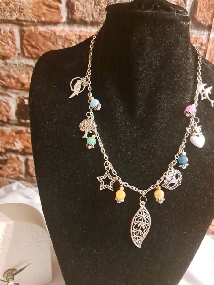 Magnifique collier breloques argenté et perles multicolore - photo numéro 4