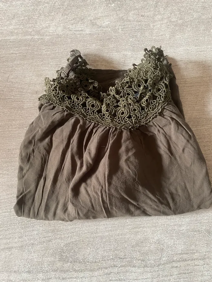 Top kaki foncé à dentelle florale – épaules dénudées chic - photo numéro 4