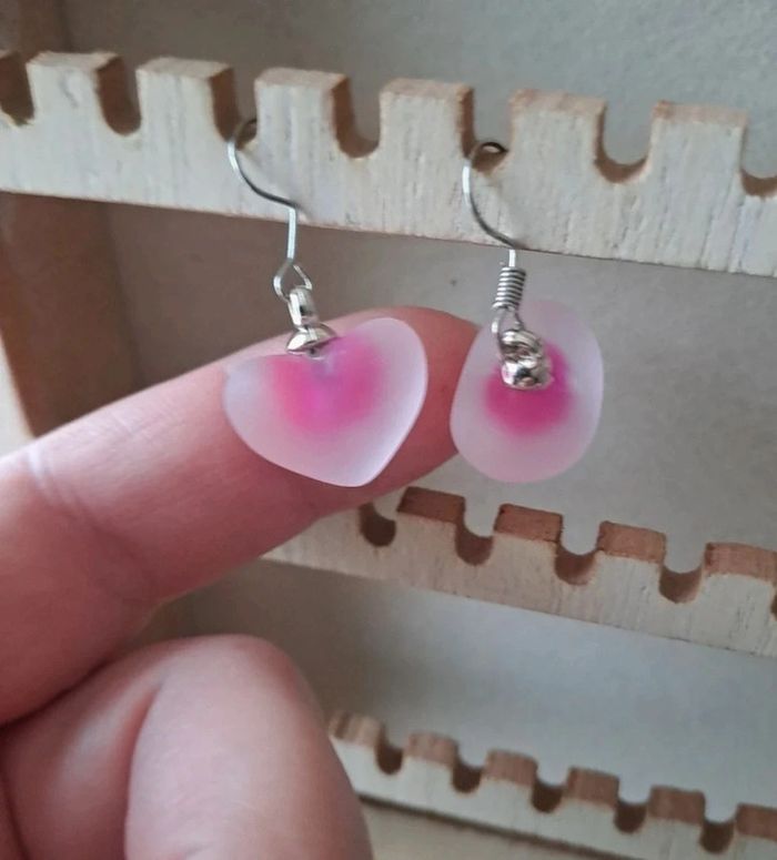 Jolies boucles d'oreilles cœur givrés - photo numéro 2