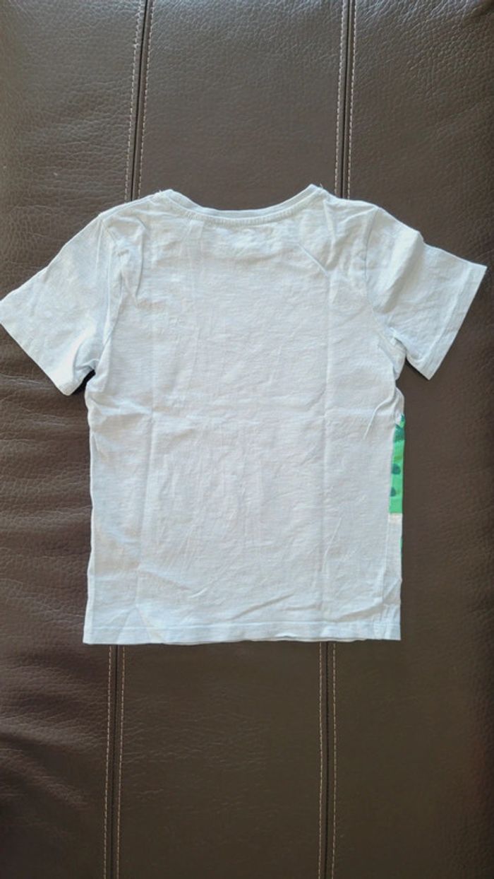 Teeshirt bleu clair avec crocodile C&A taille 122 cm - photo numéro 6