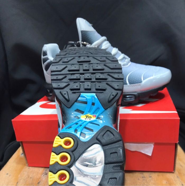 Tn grise et bleu taille 38 jamais porté - photo numéro 3