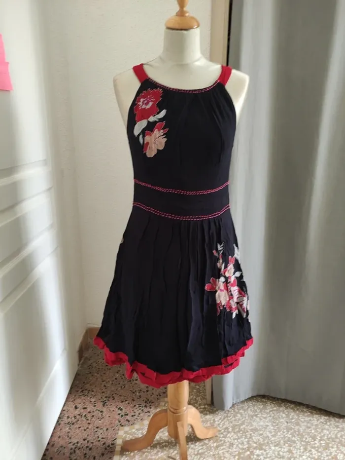 Robe noire et rouge derby