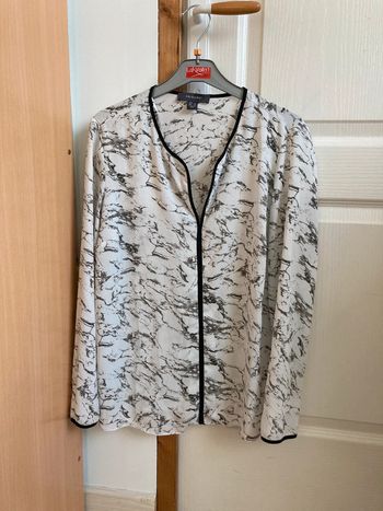 Chemise blanche à motifs noirs et contours noirs