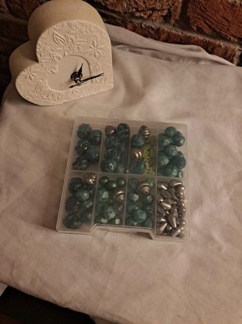 Boîte de perles vertes