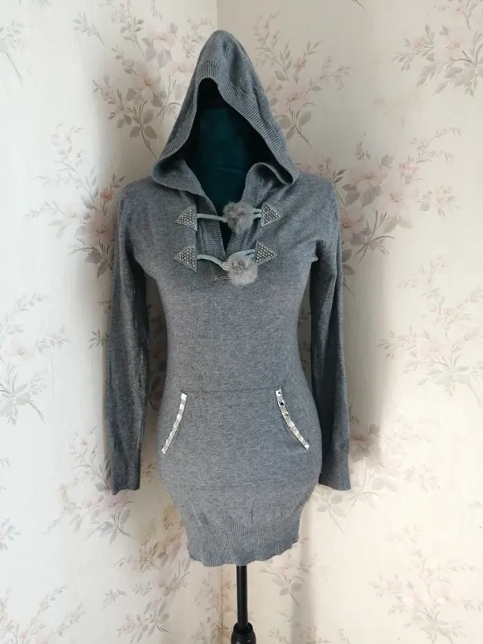 Robe à capuche grise moulante avec poches et ponpons / intrama / (S-M) - photo numéro 2