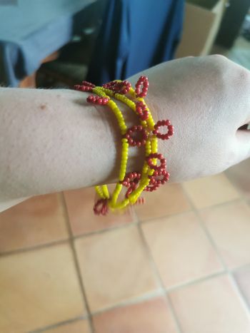Collier de perles de rocaille jaunes et rouges bordeaux 