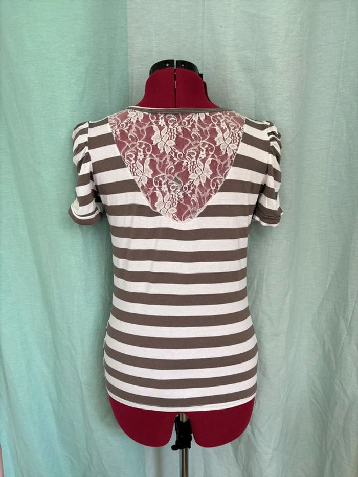 Petit t-shirt blanc à rayures taupe avec dentelle au dos - photo numéro 2