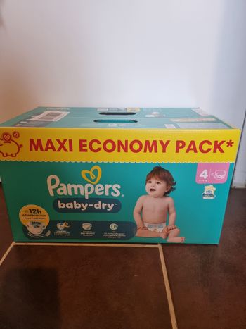 108 couches Pampers taille 4 pants