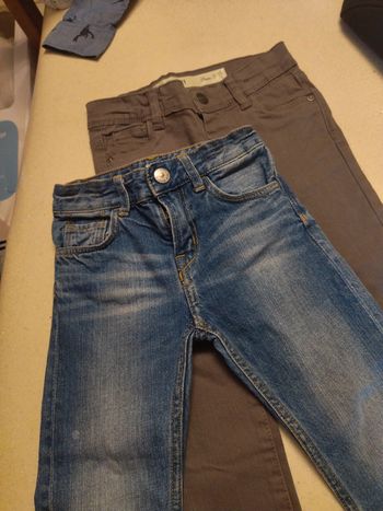 Lot de 2 👖 jeans (bleu et gris) 98cm et 1 pantalon à carreaux