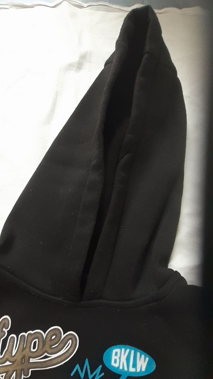 Sweet à capuche noir melotonné avec motifs multicolores - photo numéro 3