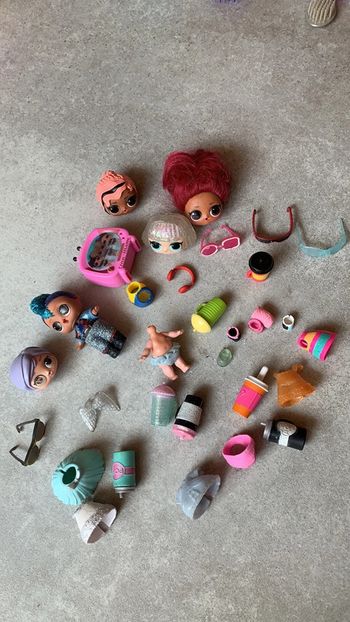 Gros lot de poupée LOL accessoires lunettes ailes tête télévision