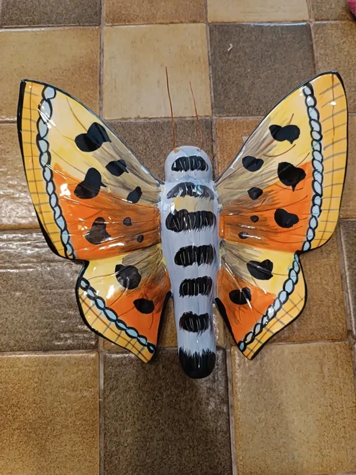 Papillon décoratif mural en porcelaine