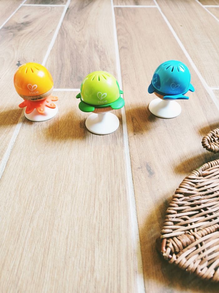 🐙Lot de 3 hochets les animaux marins à ventouse en bois et plastique marque Hape - photo numéro 2