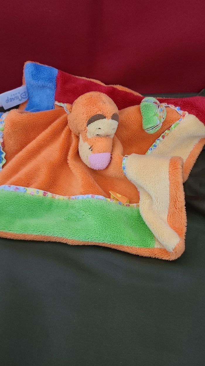 Disney Tigrou Doudou Plat Carré Rouge Orange Vert Bleu Jaune Feuille - photo numéro 3