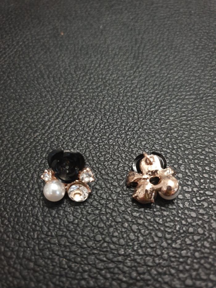 Boucles d'oreilles à vis "Rose noire" - photo numéro 3