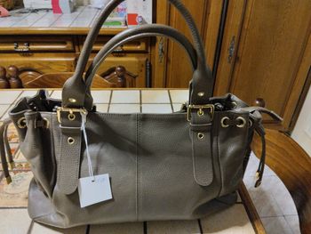 Vend sac à main en cuir neuf