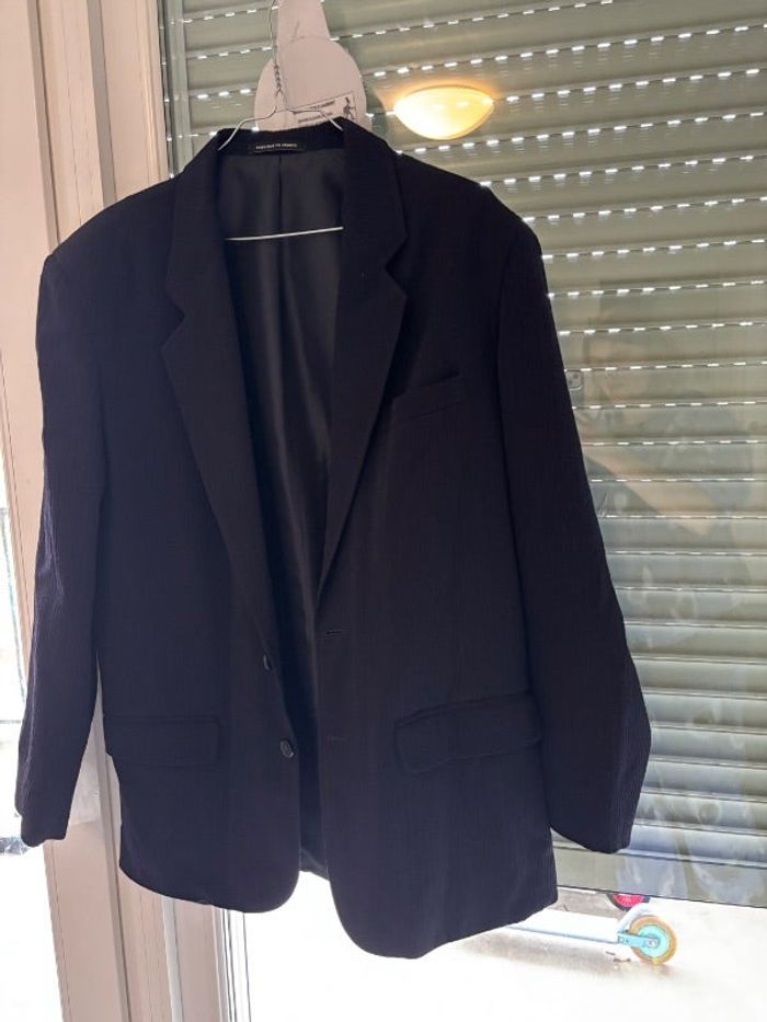 Veste costard d’homme foncé