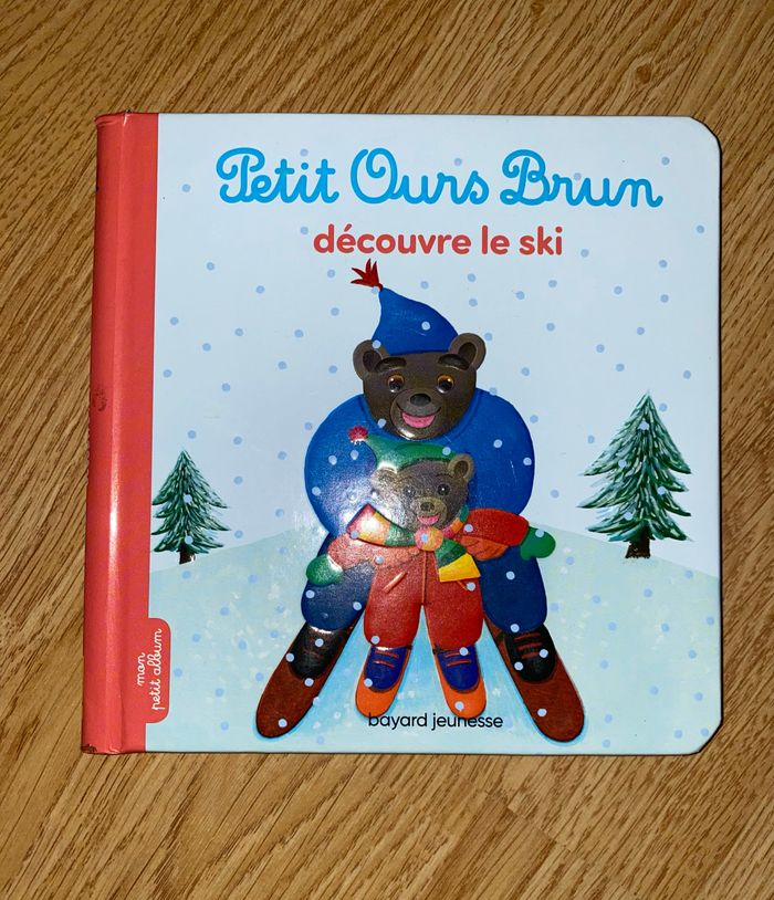 Petit ours brun découvre le ski