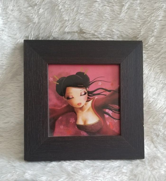 Cadre en bois avec femme asiatique