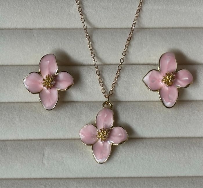 Collier et boucles d’oreilles