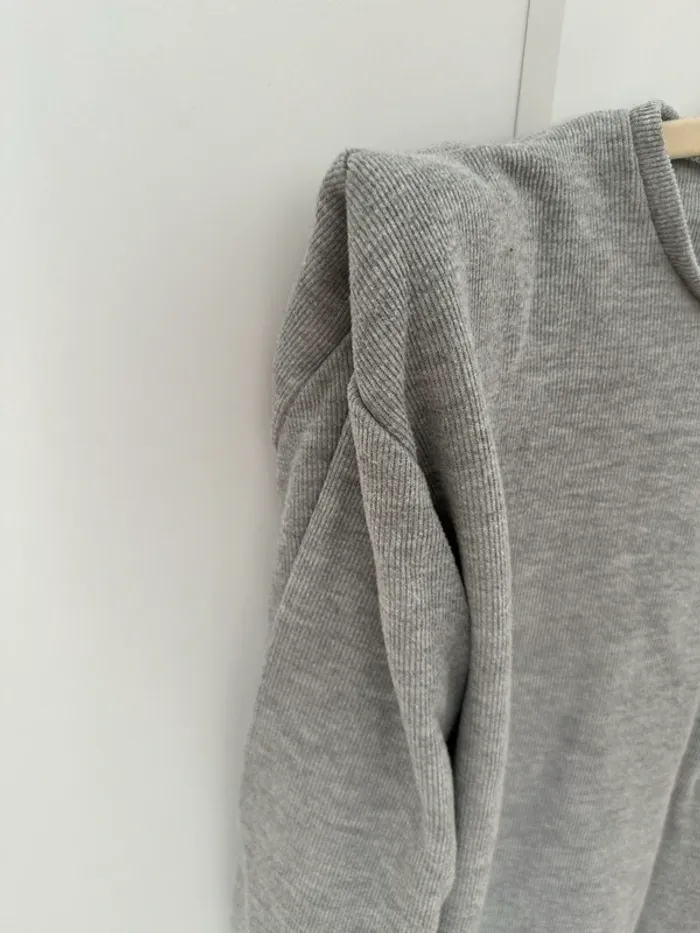 Pull gris à épaulettes - photo numéro 2