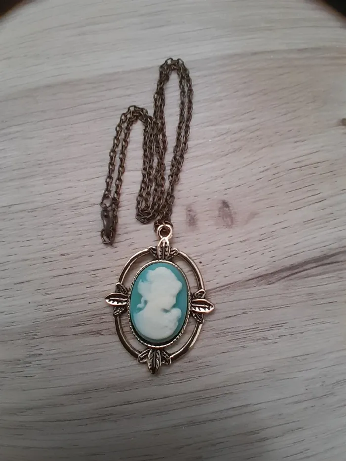 Collier camée Katherine 1864, dans Vampire diaries