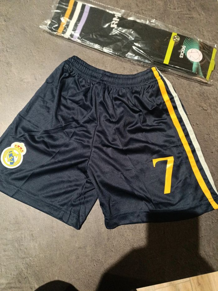 Tenue foot Real Madrid Vini Jr bleu. T.20 - photo numéro 3