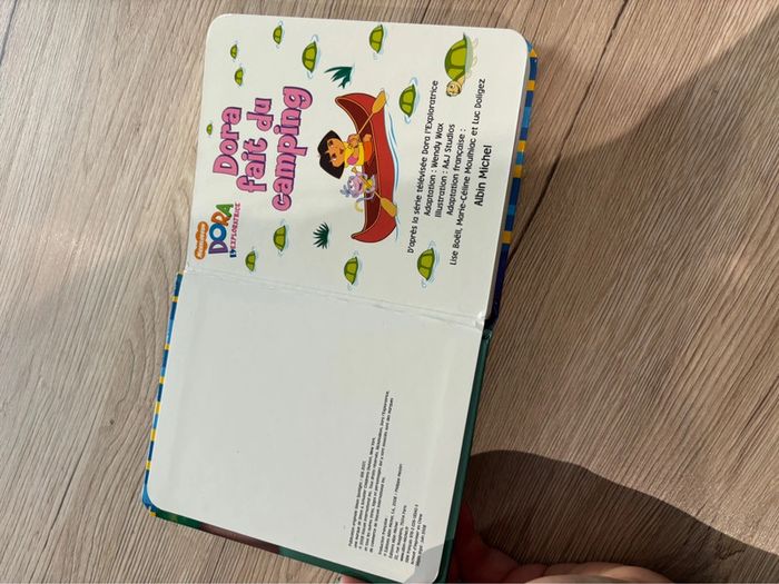 Livre Dora fait du camping - photo numéro 2