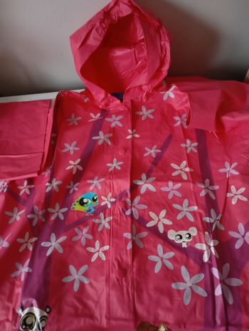 Imperméable ciré. 8!ans . Vinyl Rose et imprimé petshop. Très bon état