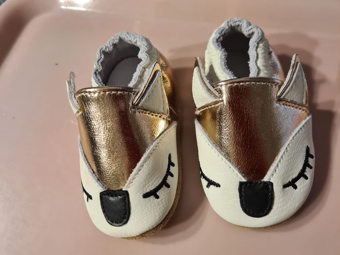 Chaussons. Bébé. 0/ 6 mois. 11.5 cm. Blanc,  doré . 11,5 cm
