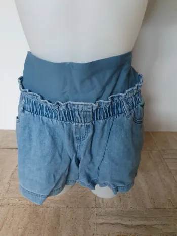 Short femme enceinte