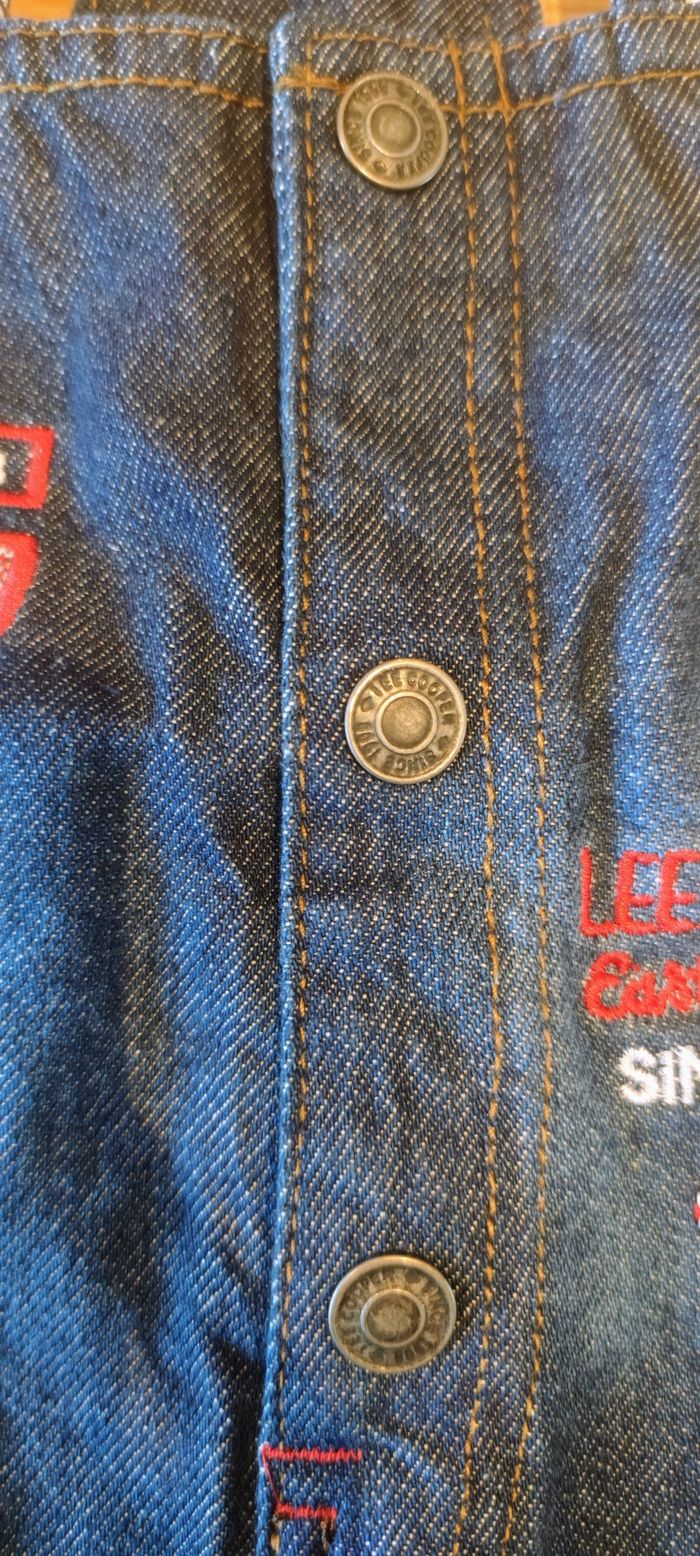 Salopette en jean 🌈 et son tee-shirt 👕🧸Lee Cooper 👶 - photo numéro 3
