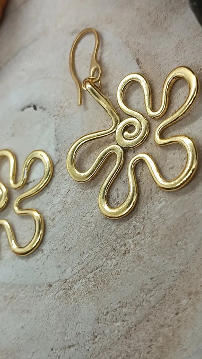 Jolies boucles grosses fleurs métal - photo numéro 2