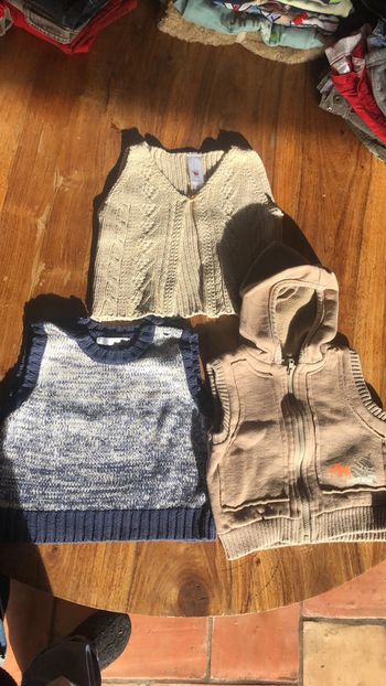 Lot 3 pulls / sans manches vestes 6 mois