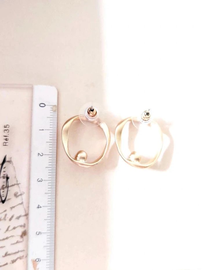 Magnifique paire de boucles d'oreilles doré et perles blanches - photo numéro 3