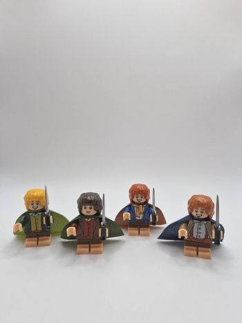 Figurines type lego 4 hobbit Frodon Sam , Merry et Pippin seigneur des anneaux / hobbit
