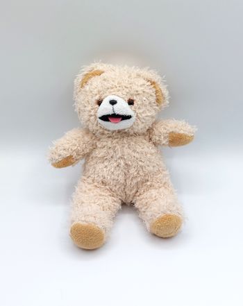 Peluche ours beige blanc ROBIJN tire la langue 23 cm nom de l'ours Cajoline en Belgique et Pays-Bas