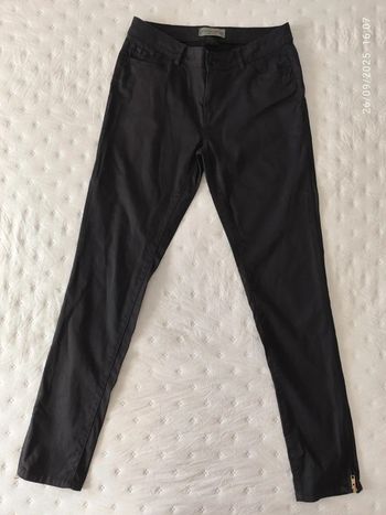 Pantalón negro básico estrecho con cremallera en bajo de Yessica