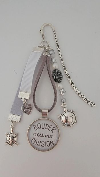 Cadeau humour bouder , bijoux de sac ou marque page " bouder c est ma passion "