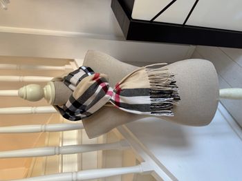 Echarpe beige à carreaux rouges, noirs et crème
